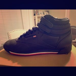 Classic Mid Top Reebok Black